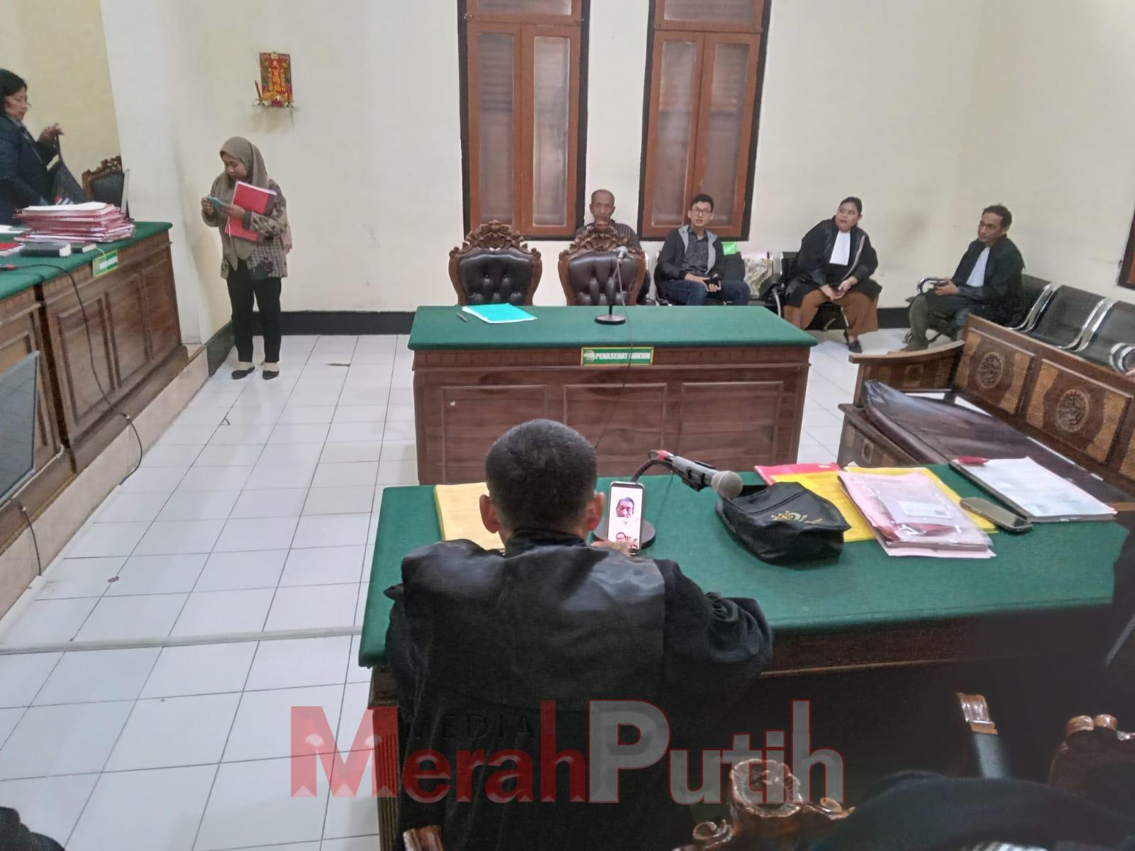 Dalam amar putusan yang dibacakan oleh Ketua Majelis Hakim Djoenadie secara teleconference mengatakan bahwa, terdakwa terbukti bersalah melakukan tindak Pidana perjudian sebagaimana Pasal 303 bis Ayat (1) Ke-1 KUHP dengan Pidana penjara selama 7 bulan I M