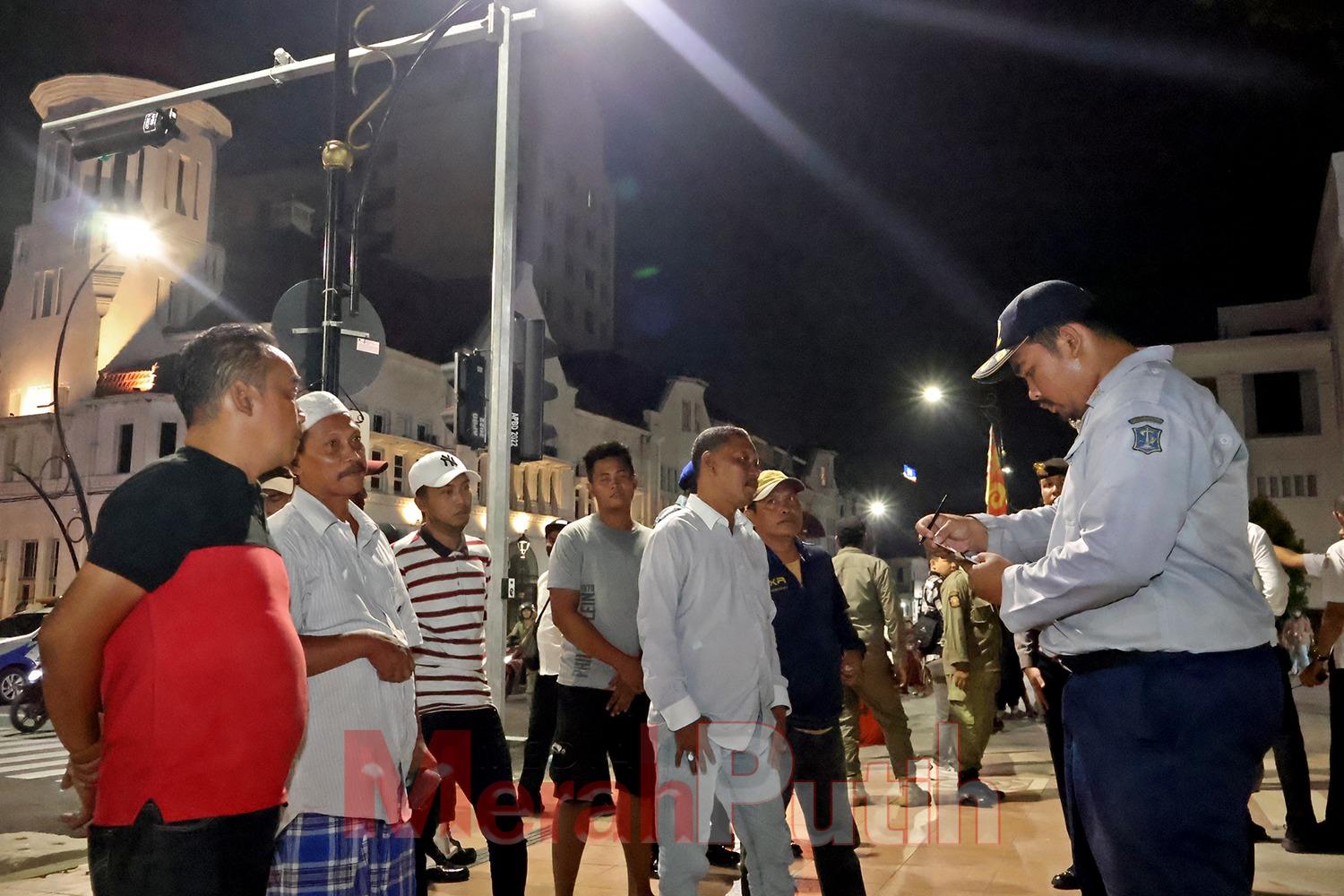 Ketujuh orang Juru Parkir liar tersebut, terjaring petugas gabungan di beberapa titik lokasi kawasan Kota Tua Zona Eropa Surabaya. Yakni, di Jalan Rajawali, Jalan Garuda, Jalan Kasuari, Jalan Glatik dan Jalan Veteran I MMP I dok pemkot