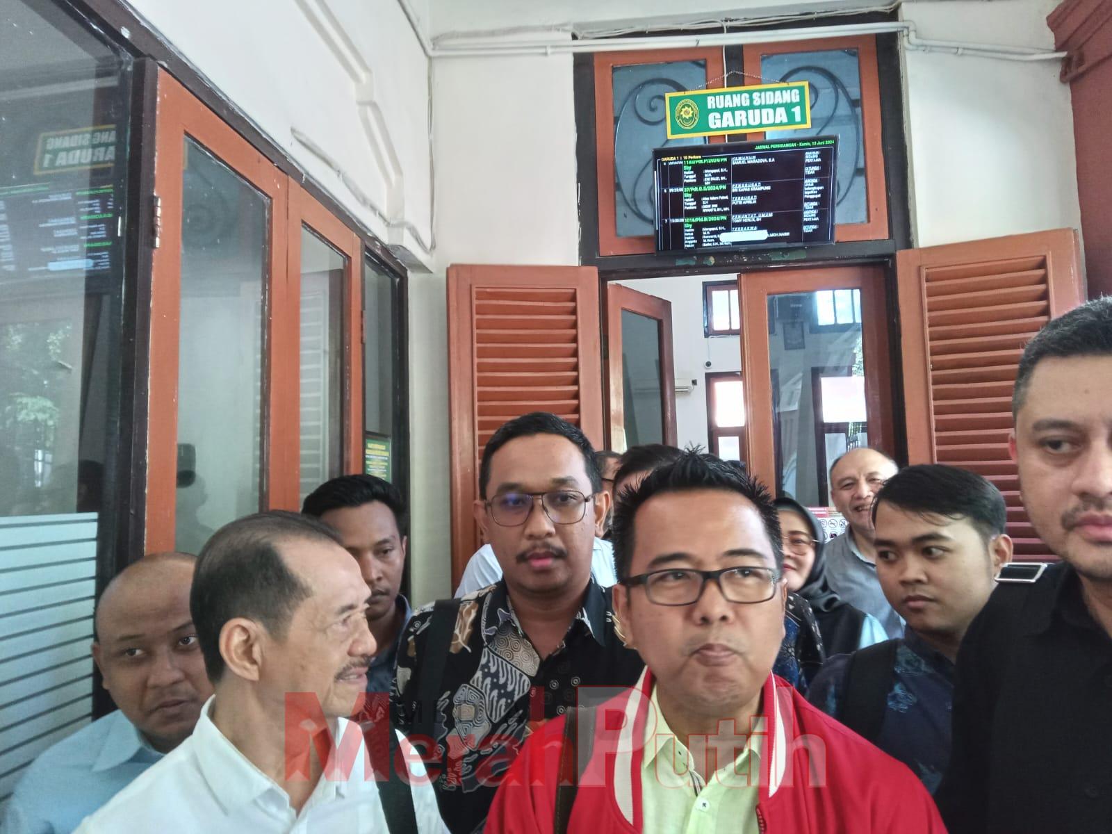 Penasihat hukum terdakwa Victor Sukarno Bachtiar, yang diwakili oleh pengacara Soleh, mengklaim bahwa dalam perkara ini tidak ada surat yang dipalsukan. Ia menilai terdapat perbedaan tafsir soal bagi hasil yang menjadi domain hakim I MMP I Totok Prastyo