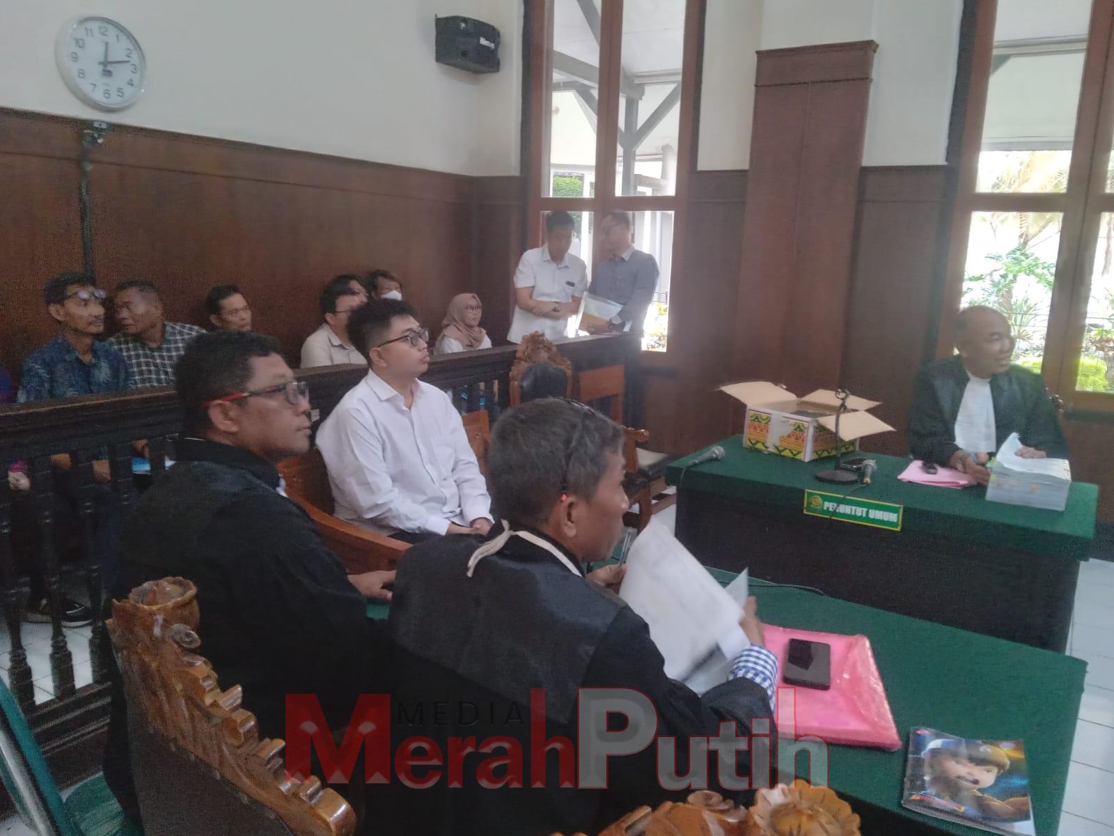 Dalam dakwaan Jaksa Penuntut Umum (JPU) Yulistiono mengatakan bahwa, terdakwa Yulius Kurniawan telah memberikan rekening pribadinya kepada para customer agar para customer melakukan pembayaran ke rekening BCA an. Yulius Kurniawan atas jasa yang telah dik