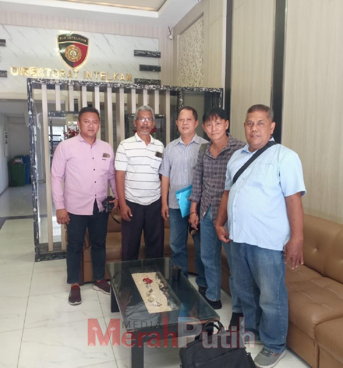 Ketua Eko Sarupo dan perwakilan Forum Ketua Rukun Warga (FKRW) Perumahan Kota Baru Driyorejo (KBD) Gresik saat mendatangi Ditintelkam Polda Jatim, Selasa (30/07) Siang guna tembusan surat terkait indikasi biaya makam yang dipungut dari warga Perumahan KBD
