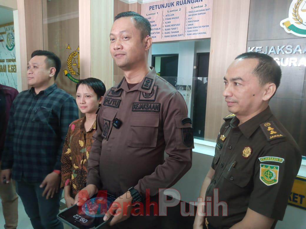 Kasi Intelijen Kejari Surabaya, Putu Arya Wibisana menilai ada dua pertimbangan hakim hingga akhirnya Ronald Tannur divonis bebas. Saat ini Kejari Surabaya akan segera mengumpulkan dan menyusun memori kasasi secepatnya. Meski belum menerima salinan resmi 