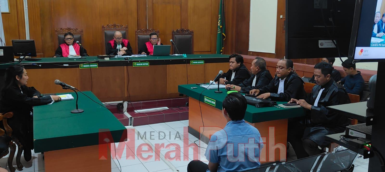 Pasal 170 KUHP yang diterapkan Jaksa Penuntut Umum (JPU) hanya menetapkan 1 (satu) orang terdakwa yakni Rizkya Tri Putra . Biasanya pasal ini menyatakan unsur mengharuskan adanya kekerasan bersama-sama mengingat korbanya ada 2 orang anggota Satpol PP Sura