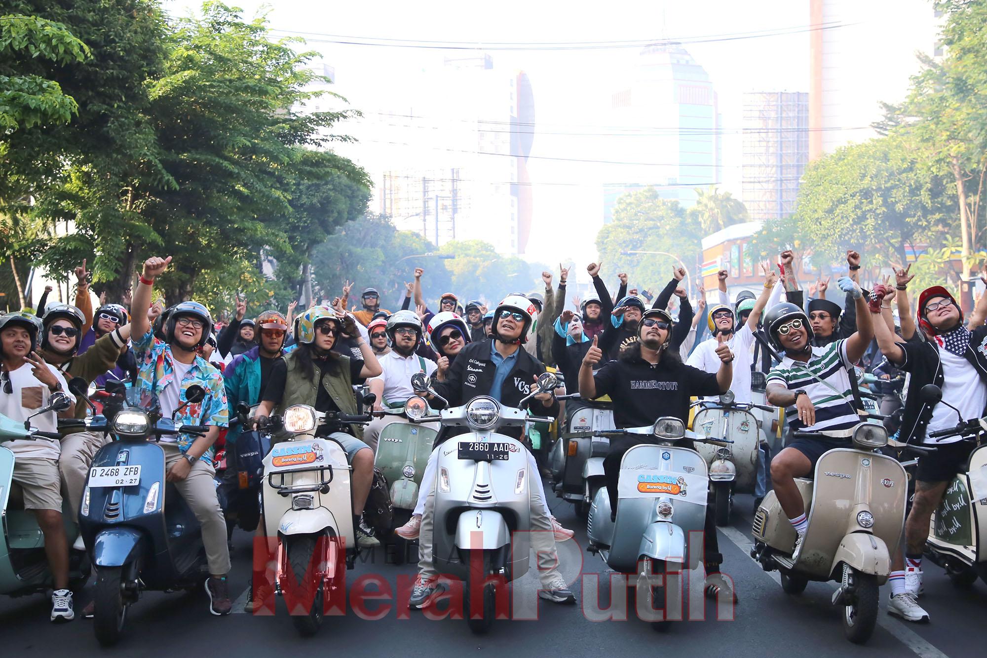 Wali Kota Eri Cahyadi turut hadir meramaikan sunmori ‘Surabaya Bervespa’. Dalam acara ini juga diikuti oleh Sintya Marisca, Dekjaw, dan Satria Vijie. Tak ingin ketinggalan, jajaran Kepala Perangkat Daerah (PD) Pemkot Surabaya juga ikut serta dalam acara s