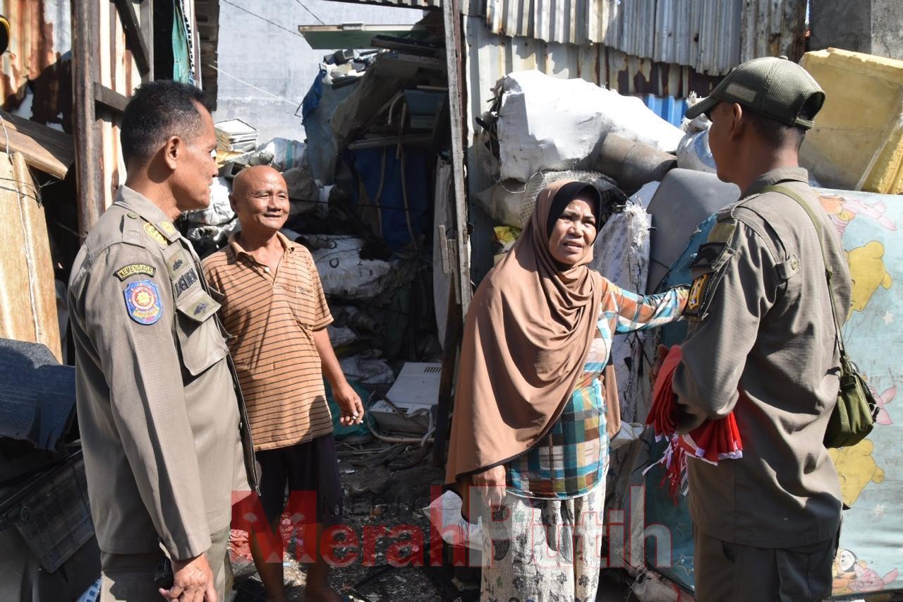 Petugas Satpol PP memberikan jarak waktu kepada para pedagang barang bekas di bantaran Sungai Kali Tebu Kec Kenjeran agar mereka memiliki kesempatan untuk menata atau memindahkan barang-barangnya. Pada sosialisasi tersebut, Satpol PP Surabaya bersama petu