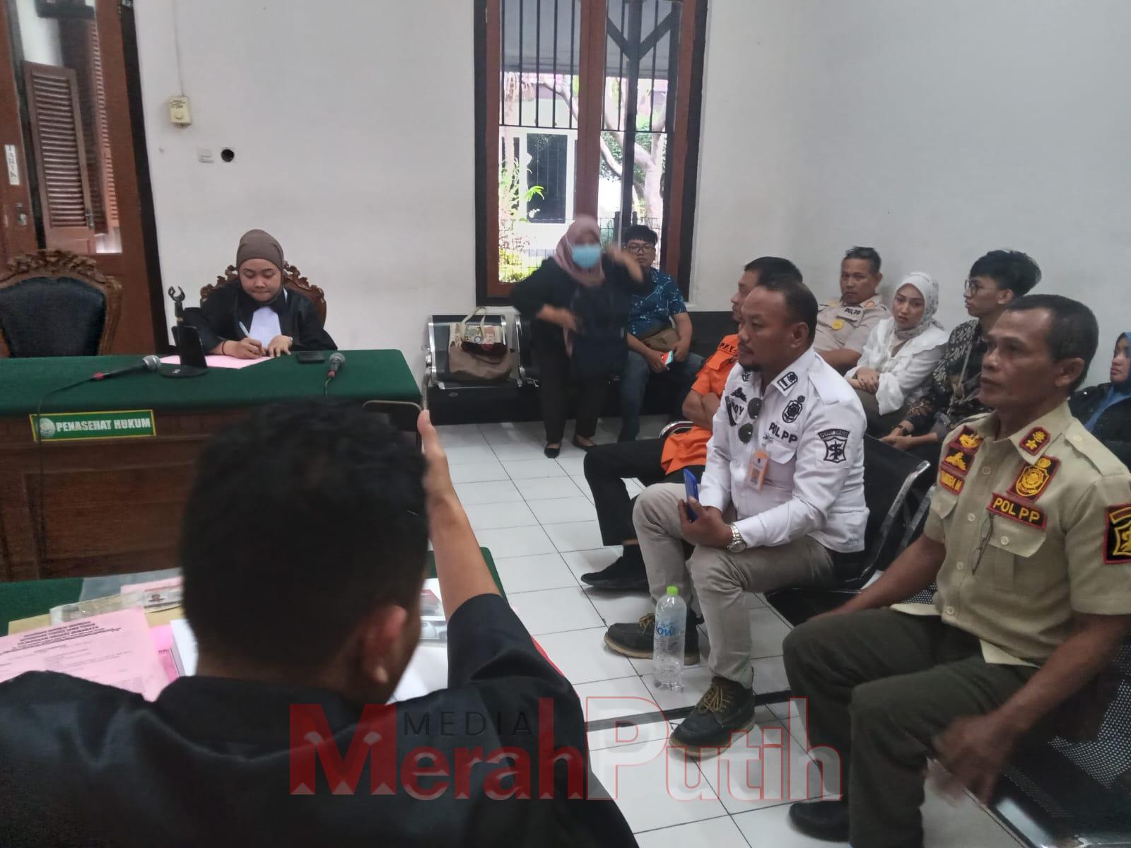 Jaksa Penuntut Umum (JPU) Damang Anubowo menghadirkan saksi Muzakki, yang merupakan pengemudi mobil BPBD, serta Choirul Anam dan Sri Indra Mulyo, anggota Satpol PP Kota Surabaya I MMP I Totok Prastyo