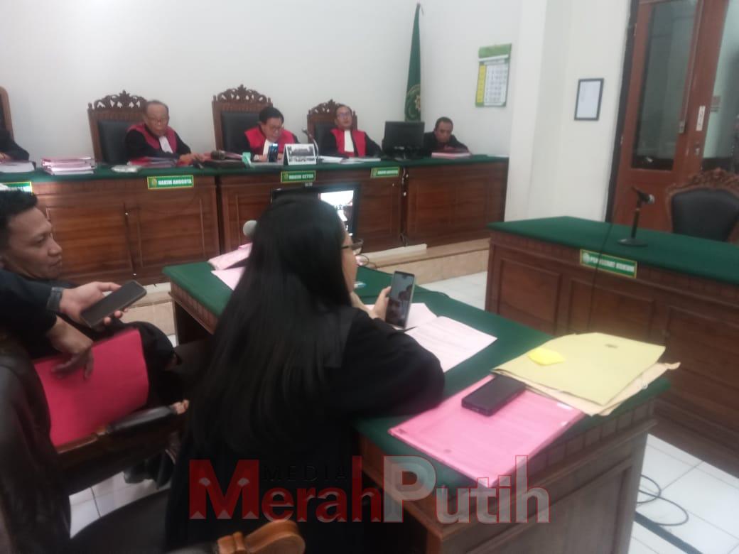 Terdakwa Alif Fian Yulianto divonis bersalah melakukan tindak pidana perjudian dengan dijatuhi hukuman penjara selama 1 tahun dan 6 bulan oleh Hakim Damanik. Sidang putusan ini dilakukan melalui sambungan video call di Pengadilan Negeri Surabaya, Kamis (1