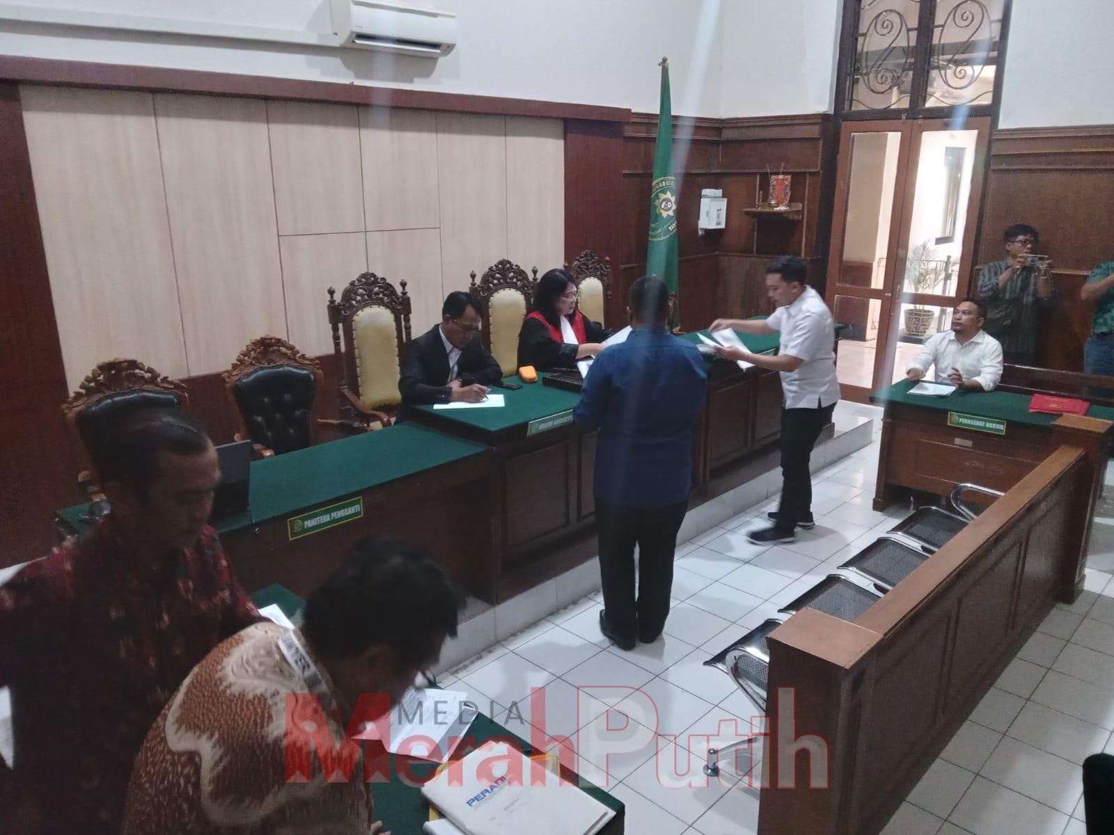 Objek yang dipermasalahkan oleh pemohon, yaitu dua sertifikat tanah, sudah dimiliki jauh sebelum kasus ini muncul, bahkan sebelum Agung Wibowo menikah. Selain itu, dua kendaraan yang disita oleh penyidik POlda Jatim yaitu mobil Toyota Fortuner dan Jeep Ru