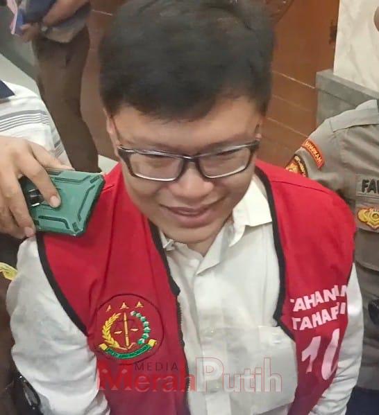 Gregorius Ronald Tannur meluapkan kegembiraan usai di vonis bebas oleh PN Surabaya, putusan sidang yang dipimpin Hakim Erintuah Damanik , Rabu (24/07). Hakim Damanik menyatakan bahwa bukti yang diajukan tidak cukup untuk membuktikan kesalahan terdakwa Gre