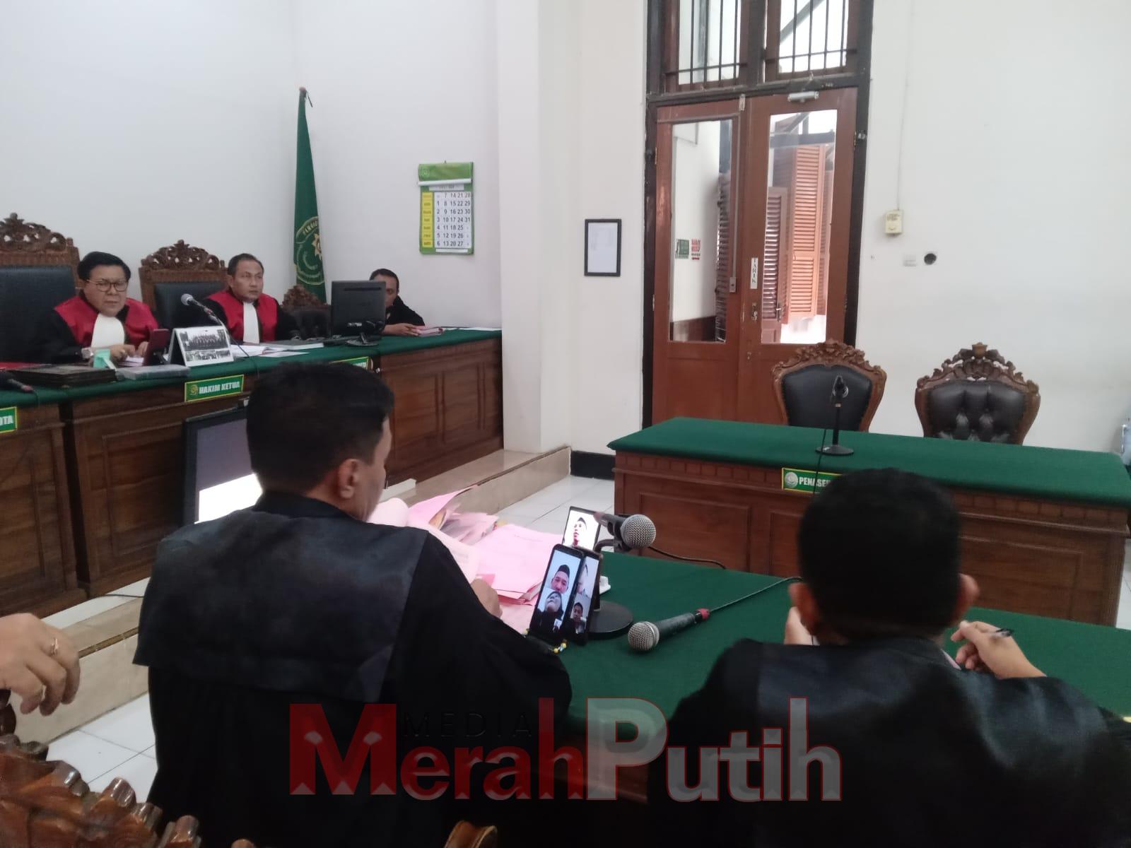 Dua terdakwa Citra Deni Afiyanto dan Abdiel Jabbar Dirgantara Mahmuda dinilai bersalah melakukan penganiayaan bersama-sama terhadap korban Harijono, seorang penderita penyakit Parkinson. Keduanya dihukum penjara selama 1 Tahun melalui sambungan Video Call