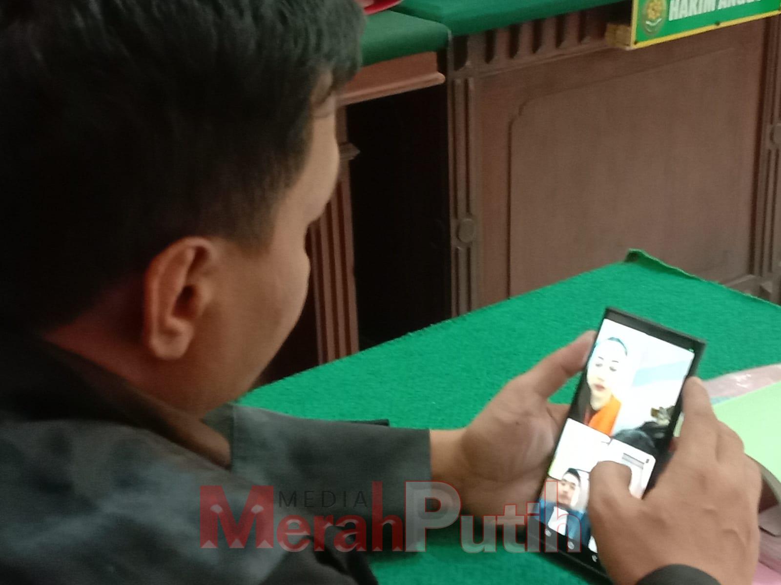 Vita Alfianty melalui video call didakwa menjadi perantara ineks sebanyak 20 butir pemesannya Riski Eka Putra ditangkap petugas BNN di Hotel Twin Tower pada 17 Februari 2024, Senin (29/07) I MMP I Totok Prastyo