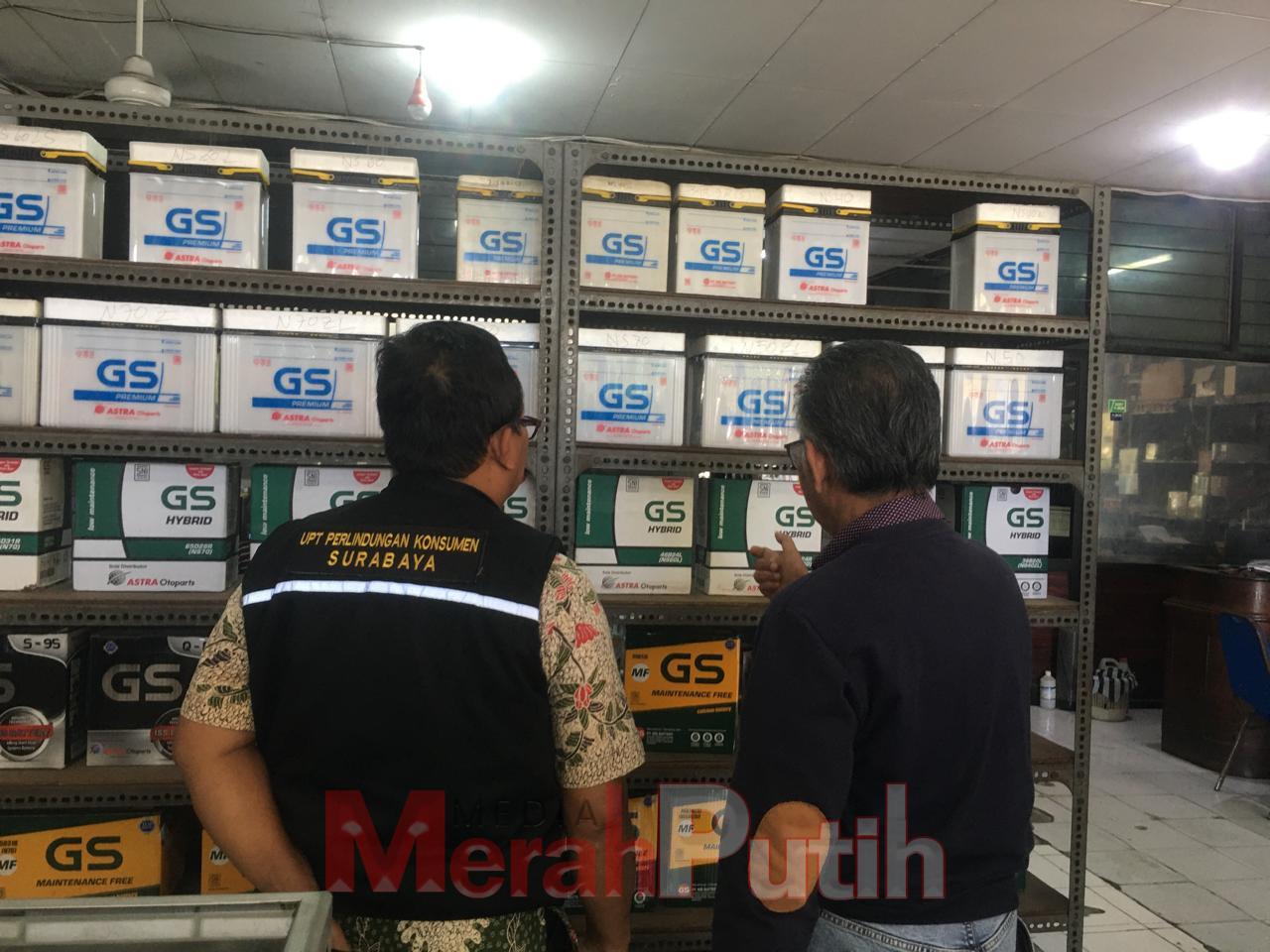 Sidak dan sosialisasi YLPK Jatim bersama UPT Perlindungan Konsumen Surabaya di sejumlah toko penjual Aki di kawasan Kedungdoro, Kamis (18/07) Siang, ini dilakukan guna memastikan produk aki yang dijual di pasaran sesuai dengan Standar Nasional Indonesia (