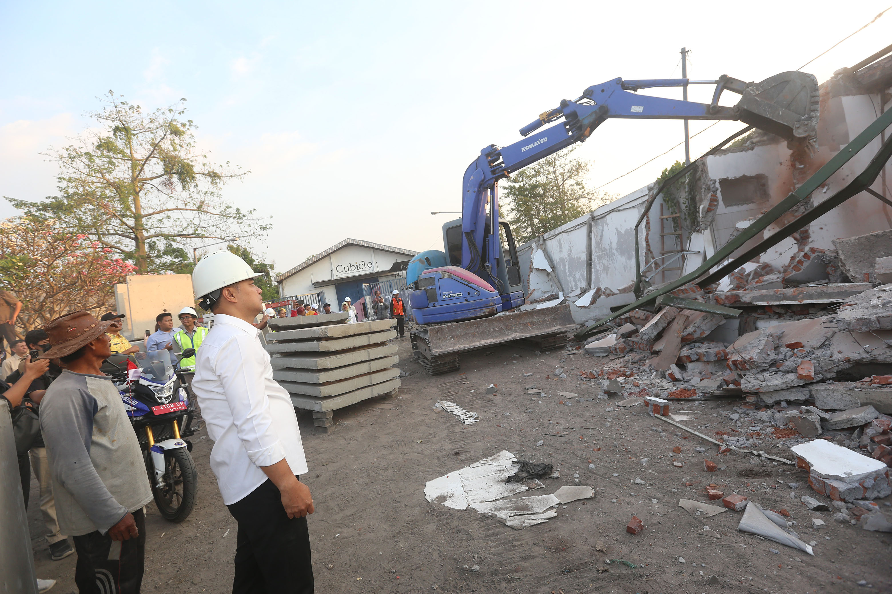 Pelebaran jalan sepanjang 500 meter itu ditargetkan tuntas pada awal November 2024. Setelah itu, pemkot melanjutkan kembali pengerjaan Jalan Raya Menganti sepanjang 1,2 kilometer pada awal 2025 I MMP I dok pemkot