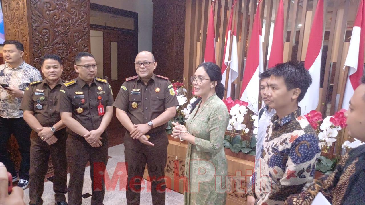 Rieke Dyah Pitaloka mengunjungi kantor Kejati Jatim, Senin (05/08) untuk menyerukan kebersamaan dalam pengawalan kasus terhadap Dini Sera tewas di tangan Ronald Tannur yang melakukan penganiyaan dan pembunuhan serta divonis bebas oleh majelis hakim PN Sur