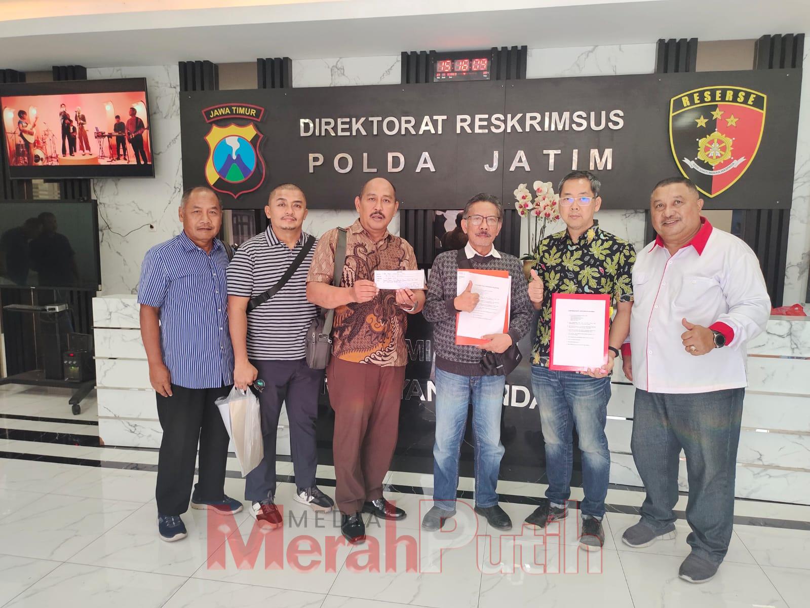 Bale Hinggil Community (BHC) bersama Yayasan Perlindungan Layanan Konsumen (YPLK) Jatim dan Suara Bangsa Lembaga Bantuan Hukum mendatangi Polda Jatim. Mereka menyerahkan berkas perkara sebagai langkah lanjutan dalam upaya menuntut hak-hak mereka untuk men