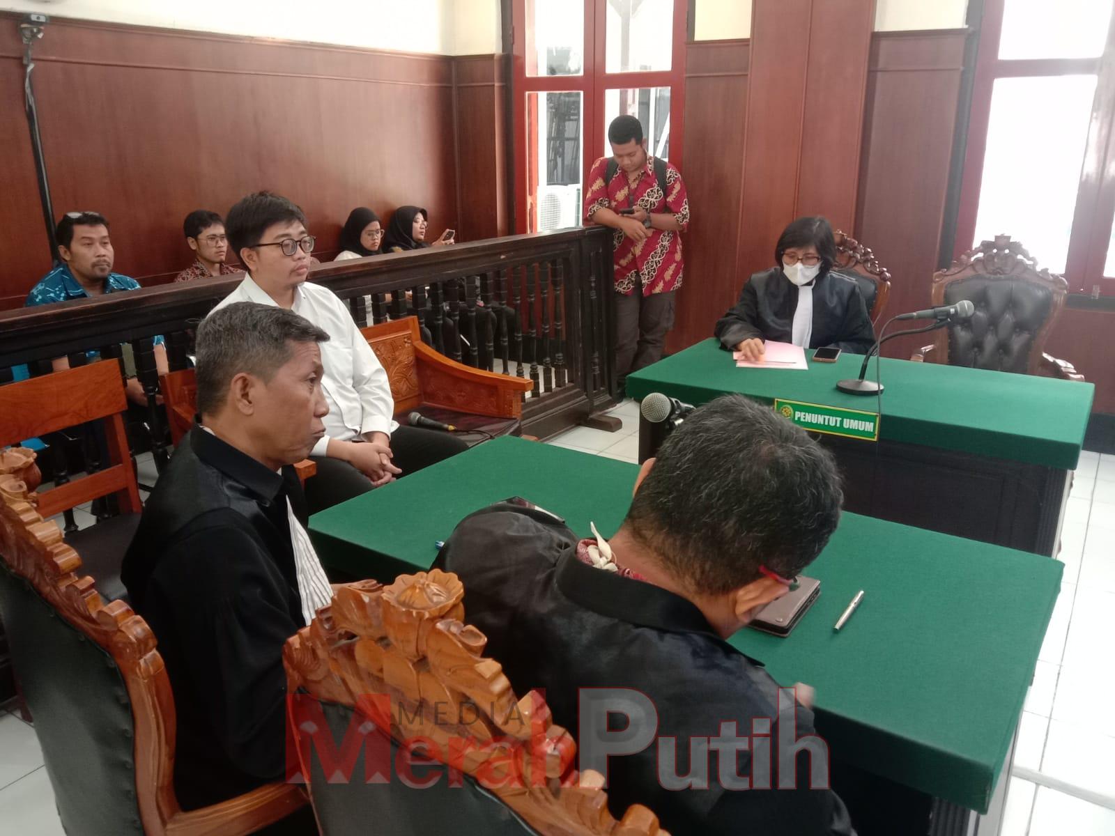 Majelis Hakim menyatakan bahwa Yulius Kurniawan terbukti secara sah dan meyakinkan melanggar Pasal 374 KUHP tentang tindak pidana penggelapan yang merugikan PT. Emitraco Transportasi Mandiri I MMP I Totok Prastyo
