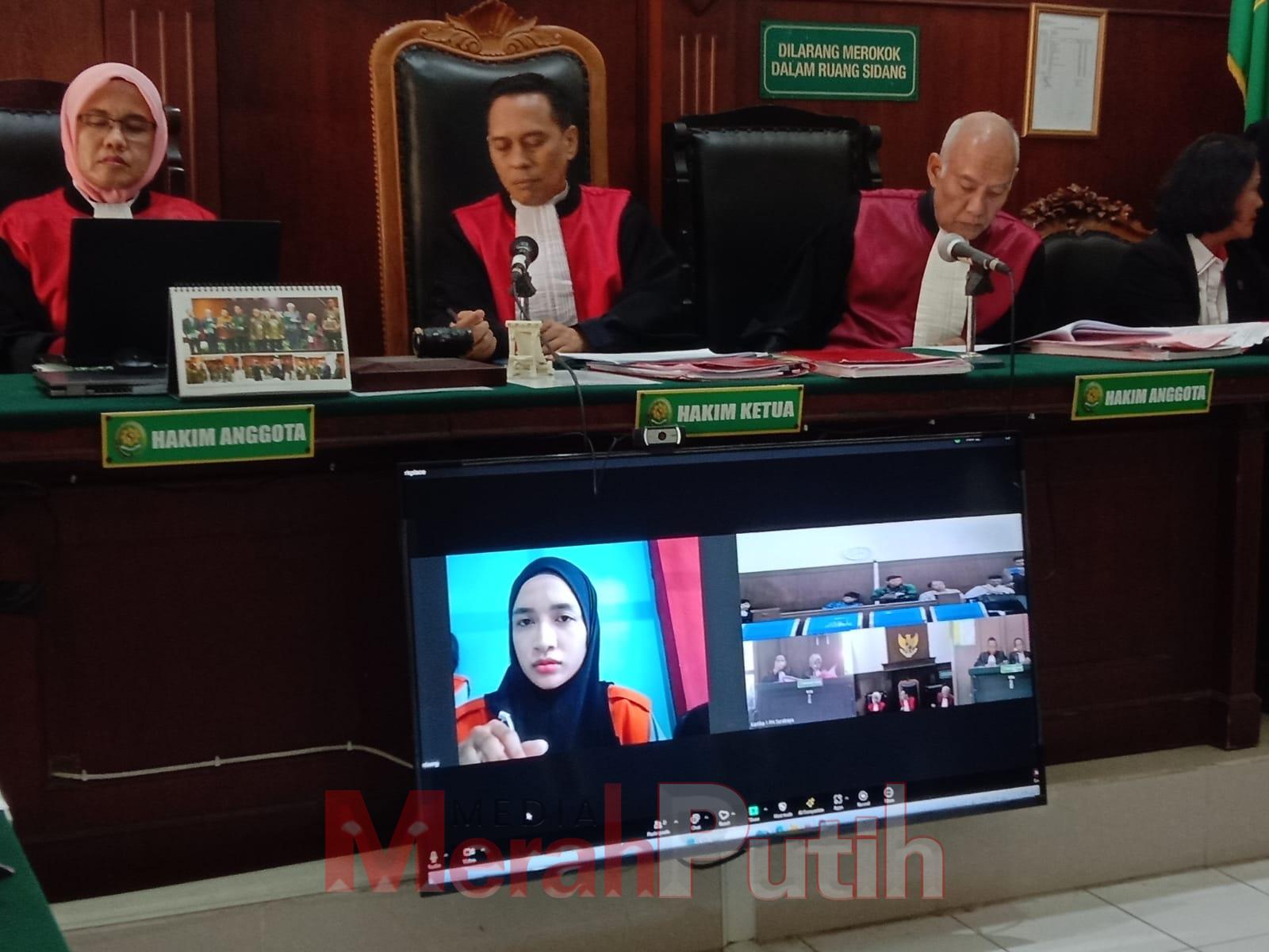 Jaksa Penuntut Umum (JPU) menilai Alexa Dewi bersalah melakukan penipuan yang merugikan tiga korban, yakni Nur Faizah, Ayu Muhimatul Aliyah, dan Dewi Wiji Astutik, dengan total kerugian mencapai Rp 95 juta di ruang Kartika 1, PN Surabaya, Selasa,(06/08) I
