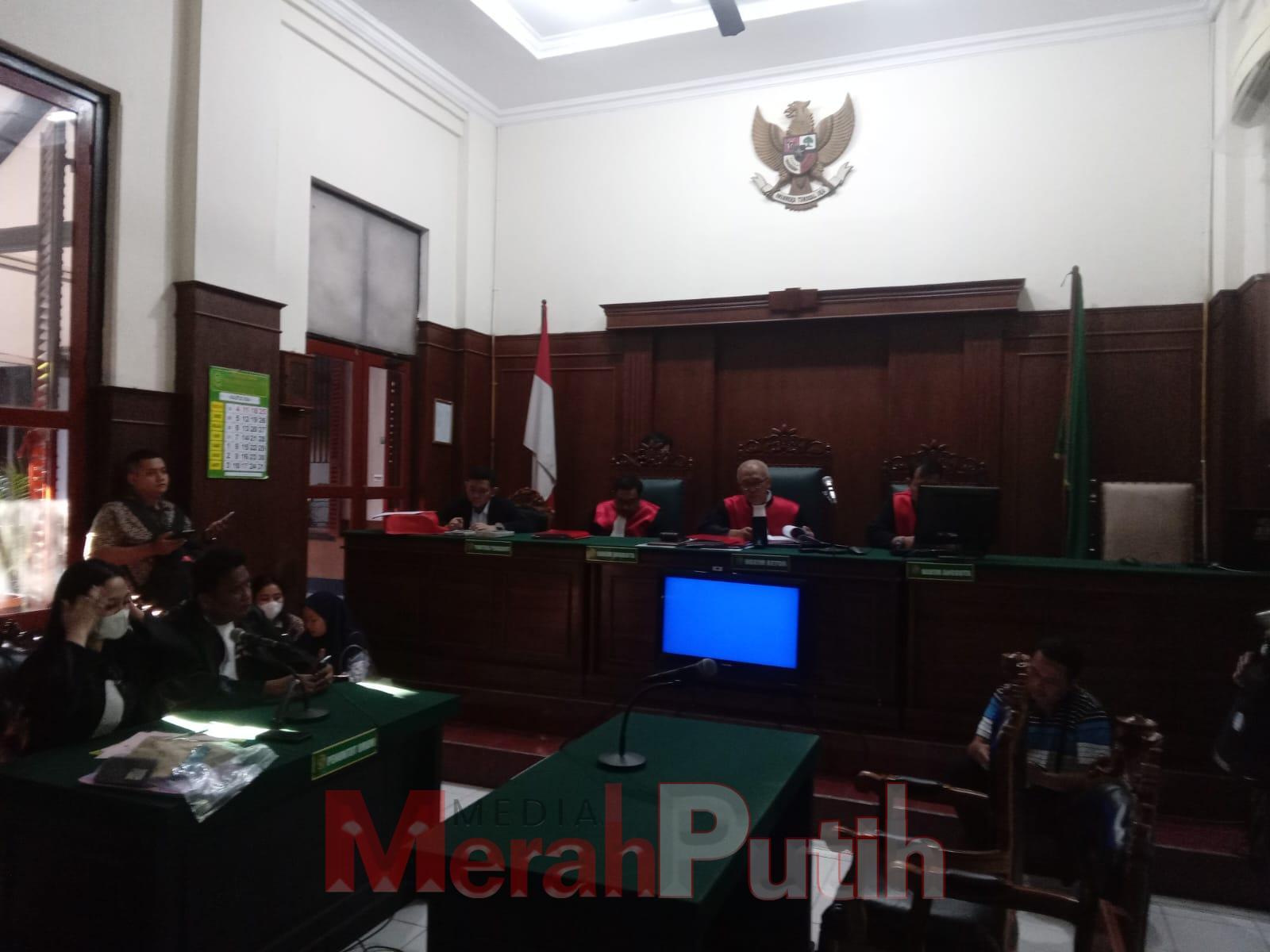 Dalam amar putusan yang dilakukan melalui sidang secara online, Ketua Majelis Hakim, Saifidin Zuhri menyatakan bahwa Majelis Hakim sependapat dengan Jaksa Penuntut Umum (JPU) terdakwa terbukti bersalah melakukan tindak pidana penipuan sebagaimana diatur 