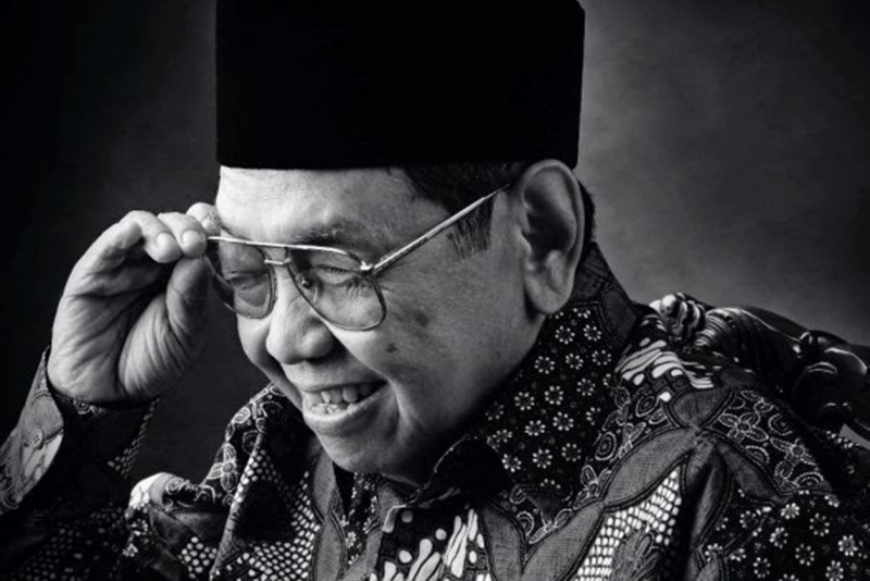 Sejarah terpilihnya Gus Dur sebagai Presiden RI tidak terlepas dari peran poros tengah yang dimotori oleh Amien Rais dkk. Poros tengah berkehendak untuk mengusung Gus Dur, karena mereka tidak ingin Megawati yang menjadi Presiden RI keempat I MMP I ist