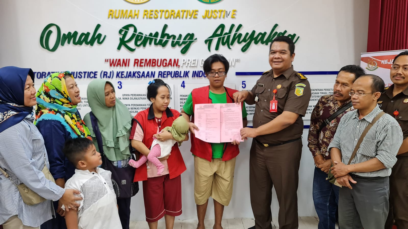 Kejari Surabaya memutuskan untuk menerapkan keadilan restoratif terhadap kedua tersangka pasangan muda tersebut dalam kasus penelantaran anak. Awalnya ditahan, kini status penahanan keduanya dialihkan menjadi tahanan kota I MMP I dok