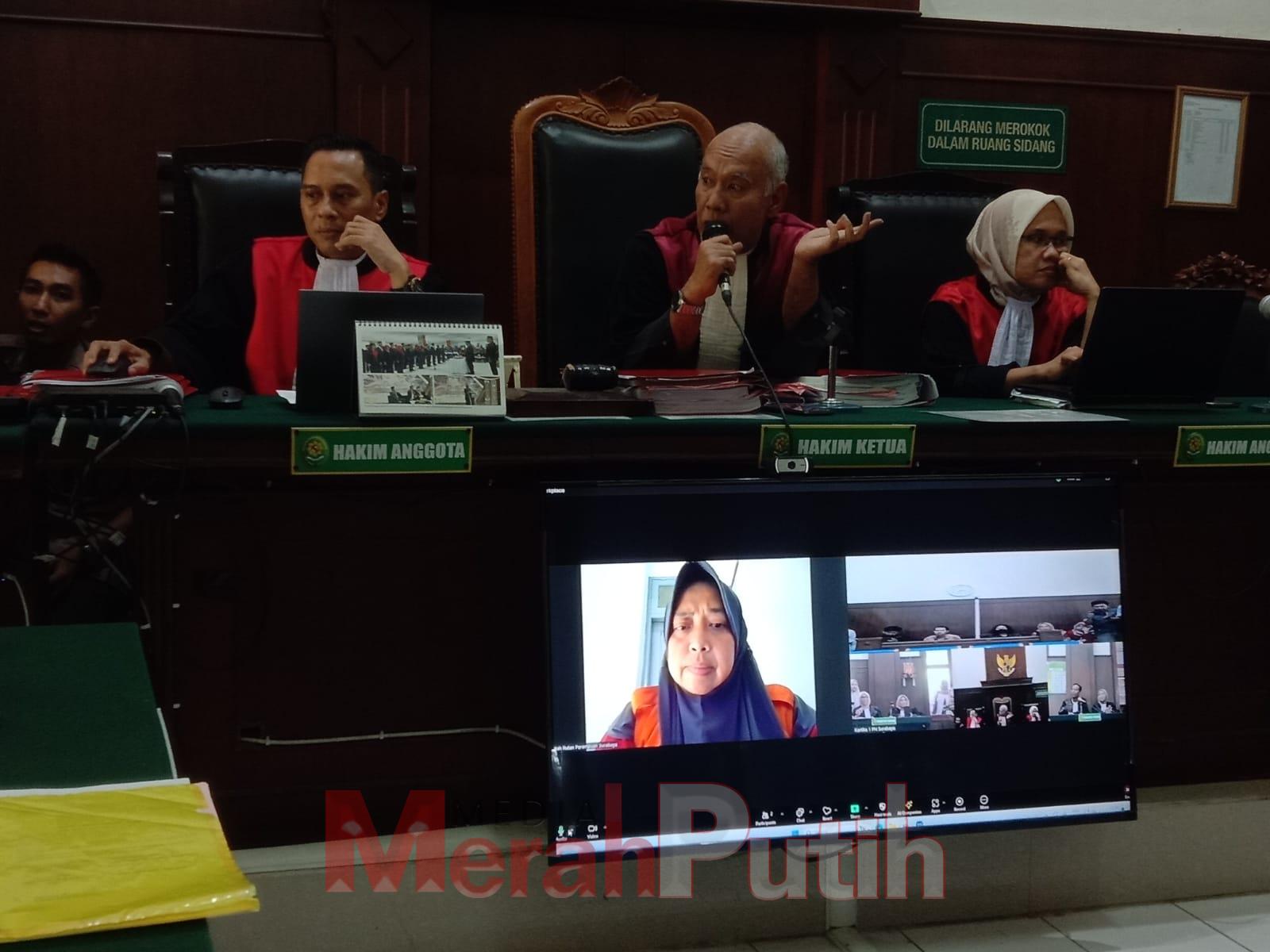Terdakwa Dewi dinlai terbukti bersalah melakukan tindak pidana penggelapan dana umroh milik CV Sono Kembang sebesar Rp 458 juta I MMP I Totok Prastyo