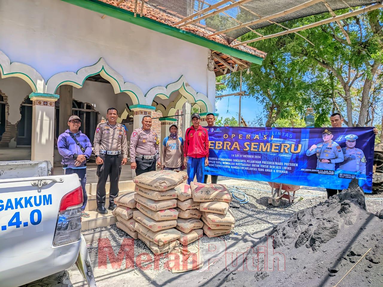 Selain membantu pembangunan tempat ibadah,Satlantas Polres Sampang juga melakukan sosialisasi kepada masyarakat terkait pentingnya tertib berlalu lintas (Lalin) sebagai upaya mendukung Operasi Zebra Semeru 2024 I MMP I Didit Purwanto