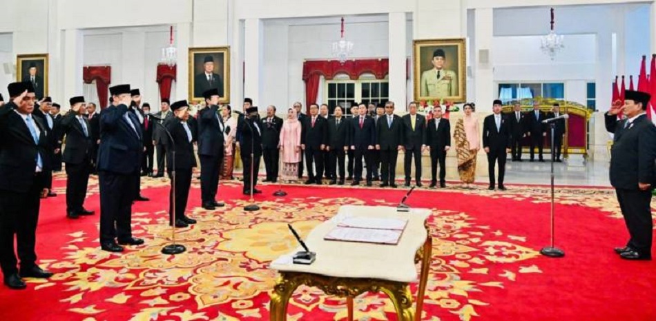 Presiden Prabowo Subianto melantik para menteri Kabinet Merah Putih yang akan membantu dalam pemerintahannya bersama Wakil Presiden Gibran Rakabuming Raka pada lima tahun ke depan. Pelantikan tersebut berlangsung di Istana Negara, Jakarta, pada Senin, 21 