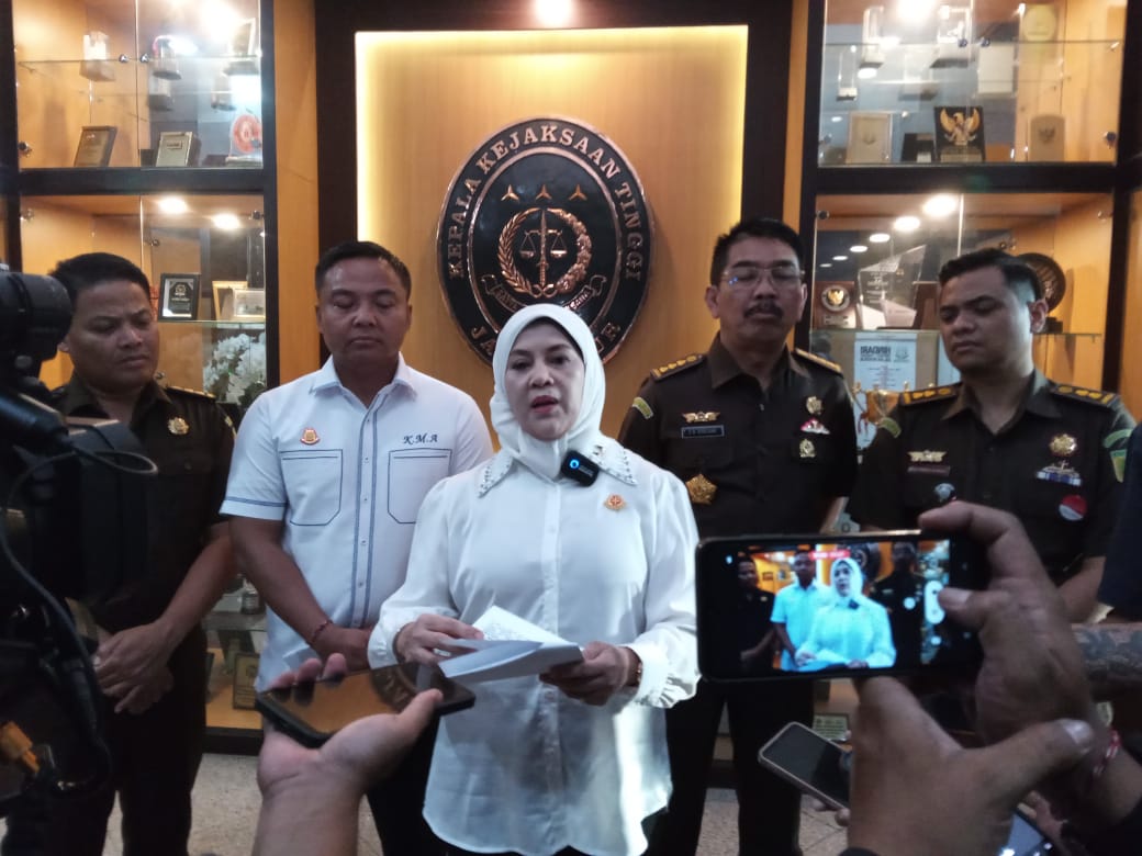 Kajati Jatim Mia Amiati menjelaskan bahwa penyidik telah melakukan berbagai langkah penyidikan, termasuk memeriksa 24 orang saksi usai menetapkan tersangka Budi Noviantara Eks Dirut PT Inka terkait kasus proyek pembangunan pembangkit listrik tenaga surya 
