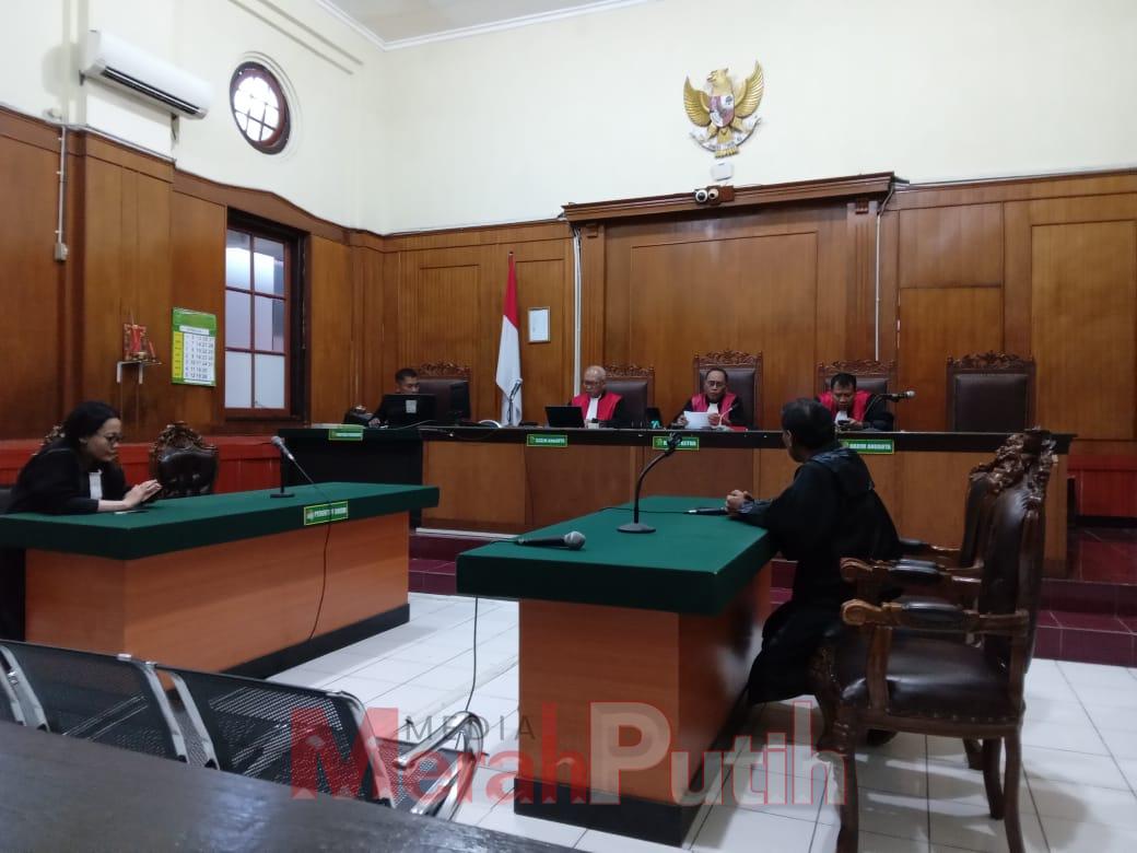 Dalam amar putusannya, Hakim Taufan Mandala menyatakan bahwa terdakwa Poppy Ayu terbukti secara sah dan meyakinkan melanggar Pasal 374 KUHP tentang penggelapan dalam jabatan I MMP I Totok Prastyo