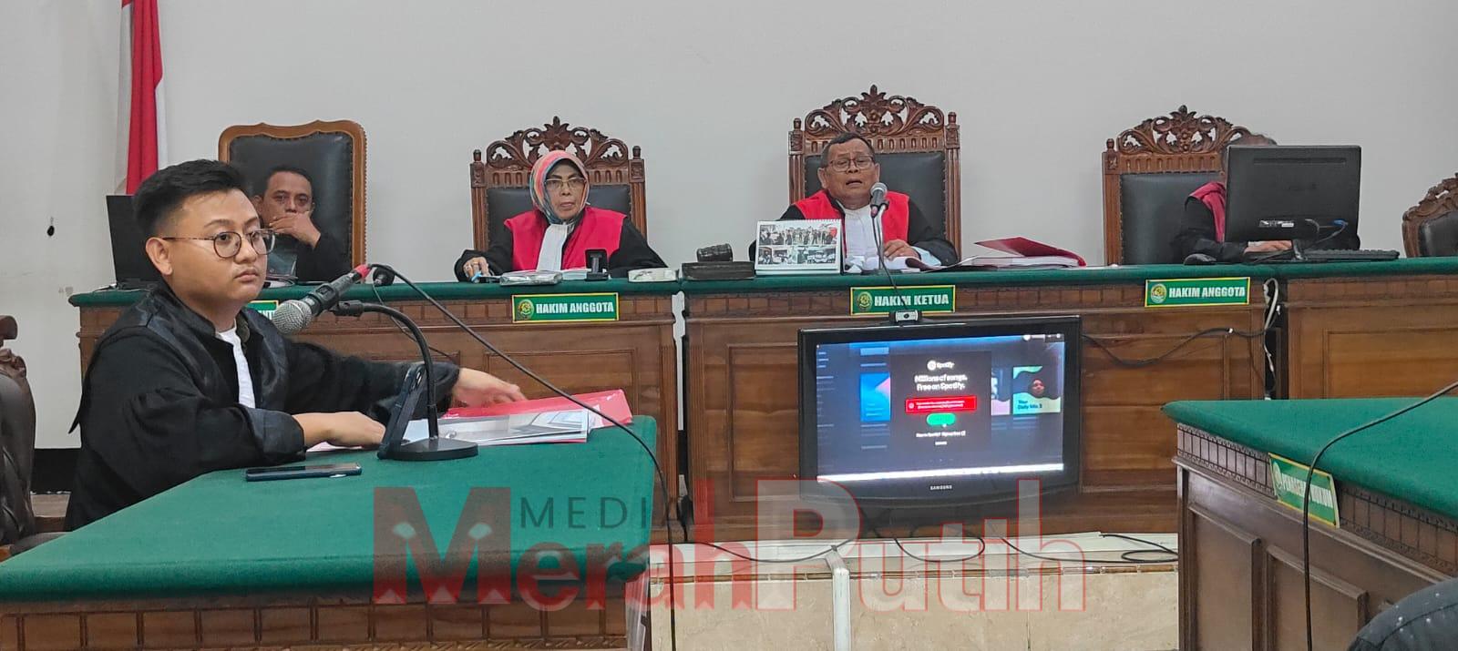 Jaksa Hajita Cahyo Nugroho dalam persidangan mendakwa, mengungkapkan bahwa terdakwa Martin awalnya berkeliling menggunakan sepeda motor untuk mencari gedung kosong yang bisa dijadikan sasaran dengan merusak pagar yang tertutup dan terkunci dengan rantai m
