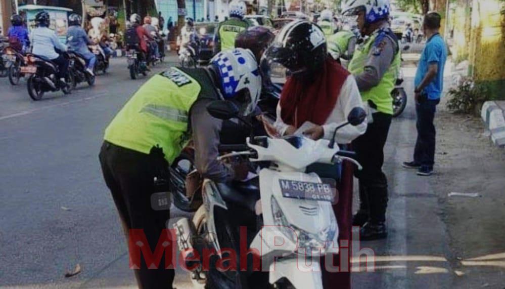 680 pelanggar dengan kendaraan roda dua, 41 pelanggar mobil penumpang, dan 27 pelanggar mobil barang, dengan pelanggaran terbanyak pada kendaraan roda dua I MMP I Didiet Purwanto