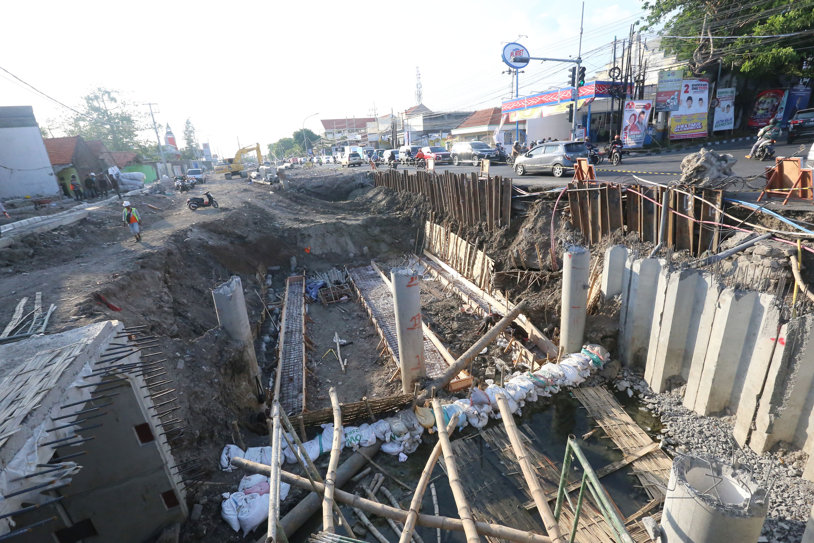 proyek Jalan Raya Menganti-Wiyung dengan panjang sekitar 400 meter ini, diperkirakan selesai pada Desember 2024. Meski proyek ini diklaim berjalan on progres I MMP I dok pemkot