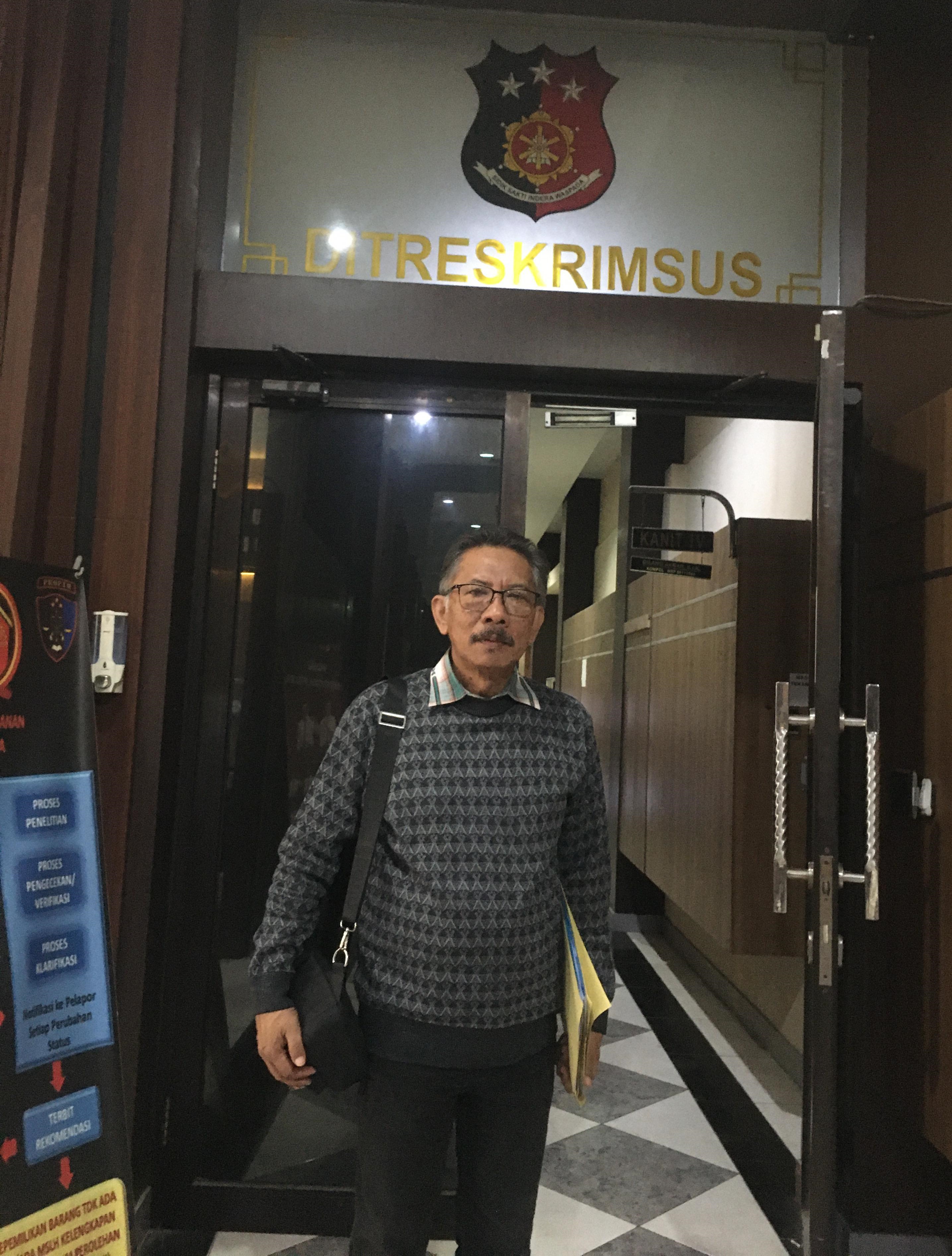 Ketua Yayasan Lembaga Perlindungan Konsumen Jawa Timur (YLPK Jatim), Said Sutomo, memberikan keterangan sebagai saksi ahli dalam kasus dugaan pelanggaran perlindungan konsumen terkait jual-beli unit apartemen di kawasan Surabaya Selatan. Perkara tersebut 