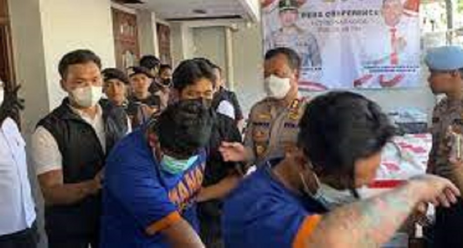 Dua orang pelaku yang ditangkap Subdit II Ditresnarkoba Polda Jatim yakni ADH, asal Tanggulangin, Sidoarjo dan MY, warga Tambaksari, Surabaya. Keduanya merupakan residivis kasus narkoba saat dilakukan penggerebekan di Jalan Kertajaya Indah Timur IX 47 Sur