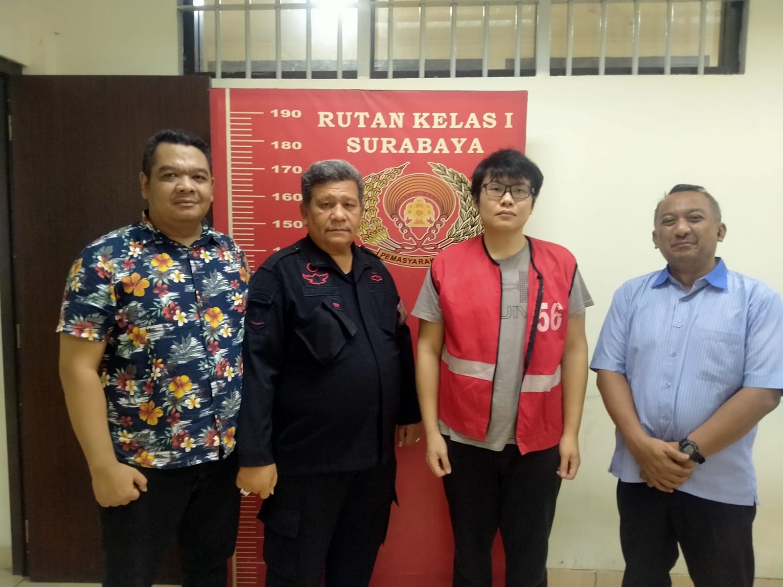 Terdakwa Ronald Tannur saat diserahkan oleh Kepala Seksi Pidana Umum (Kasi Pidum) Kejaksaan Negeri (Kejari) Surabaya, Ali Prakosa di Rumah Tahanan (Rutan) Kelas 1 Surabaya, Medaeng I MMP I Totok Prastyo