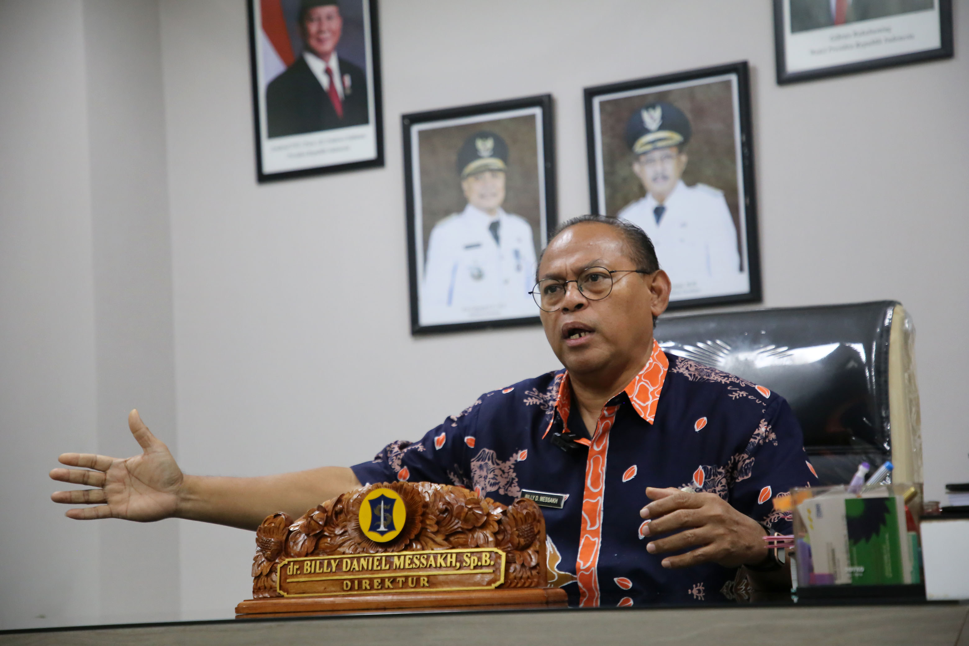 Direktur Utama RSUD Dr. Mohamad Soewandhie, dr. Billy Daniel Messakh, memaparkan kronologi terkait adanya dugaan tuduhan terhadap pasien yang ditangani oleh tim medis di ruang IGD pada Jumat (1/11/2024) dini hari I MMP I dok pemkot