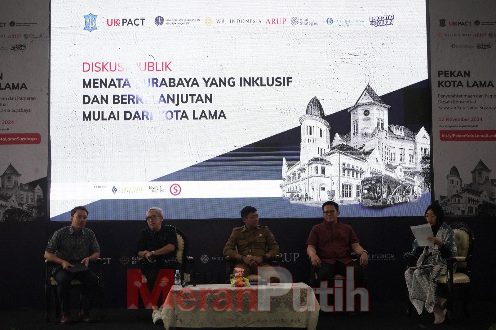 Desain pengembangan kawasan Kota Lama Surabaya memiliki dua pendekatan, yaitu makro dan mikro. Pada tingkat makro, desain menghubungkan empat sub-kawasan utama dalam Kota Lama di zona Eropa, Ampel, Pecinan, dan Jembatan Merah/Kalimas (kawasan niaga) denga