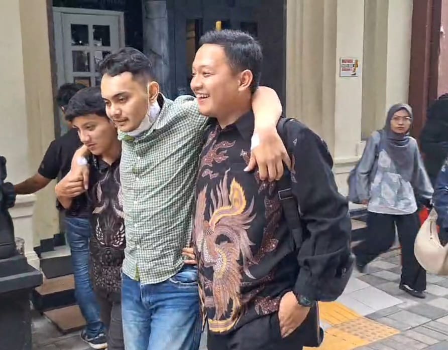Usai sidang, sejumlah wartawan melihat dokter Agus dibantu tim pengacaranya keluar dari pengadilan. Ia kemudian pingsan di dalam mobil pengacara yang membawanya pulang I MMP I Totok Prastyo