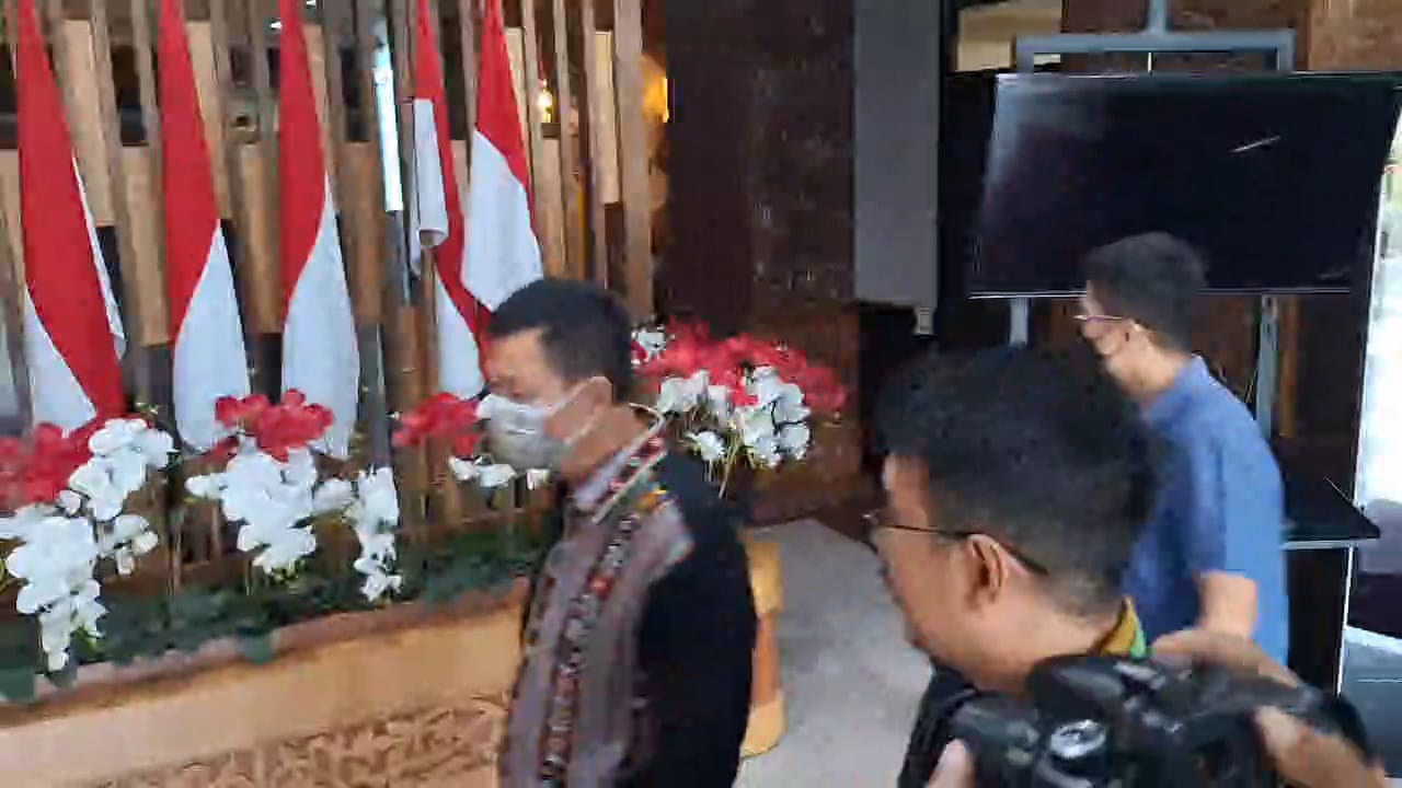 Edward Tannur berada di ruang lobi utama Kejati Jatim dengan mengenakan kemeja lengan panjang dan masker I MMP I Totok Prastyo
