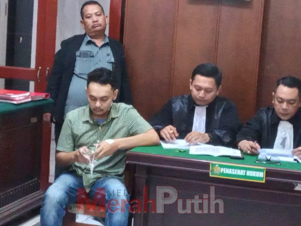 Terdakwa Agus Prayogo saat mengikuti sidang dengan agenda pemeriksaan saksi atas perkara dugaan melakukan Kekerasan Dalam Rumah Tangga (KDRT) terhadap istrinya, Nur Rachmasari Budi Pratiwi. Selasa (19/11) I MMP I Totok Prastyo