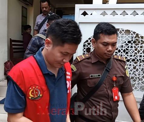 Terdakwa Huang Renyi dijerat Pasal 310 ayat (4) UU Lalu Lintas dan Angkutan Jalan mengatur sanksi bagi pengemudi yang menyebabkan kecelakaan dengan kelalaian atau kecerobohan yang menyebabkan luka atau kematian I MMP I Totok Prastyo 