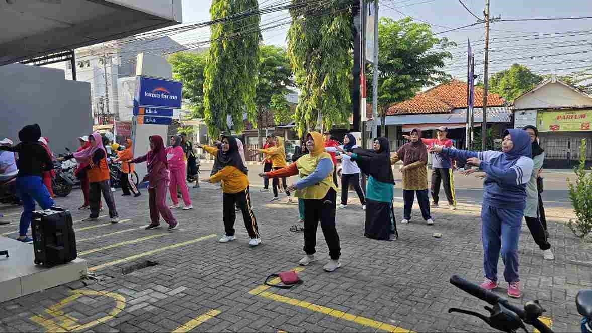 Salah satu Klinik Kimia Farma Trunojoyo Bangkalan menyelenggarakan Senam Bersama Klub Prolanis untuk pasien lanjut usia yang terdiagnosis penyakit hipertensi, jantung, atau diabetes mellitus, Sabtu (26/10) I MMP I Wahyu Ediningtias 