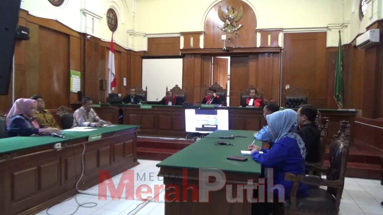Penundaan sidang restitusi terhadap 72 keluarga korban tragedi Kanjuruhan lantaran menurut majelis hakim PN Surabaya karena pihak kepolisian saat ini tengah fokus dalam pengamanan Pilkada 2024 dan situasi yang dianggap tidak kondusif I MMP I Totok Prastyo