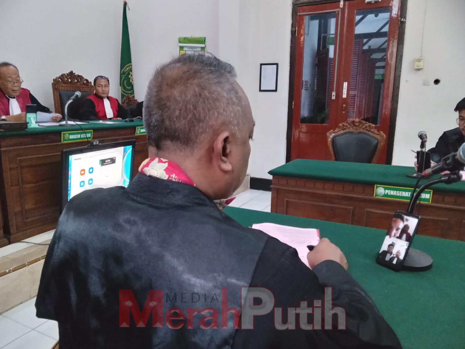Dari surat dakwaan Jaksa menyebutkan terdakwa Gerald memperoleh keuntungan sebesar Rp 2 juta dari penjualan 5 gram sabu dan Rp 3 juta dari penjualan ekstasi. Keuntungan tersebut digunakan oleh terdakwa untuk memenuhi kebutuhan sehari-hari I MMP I Totok Pr