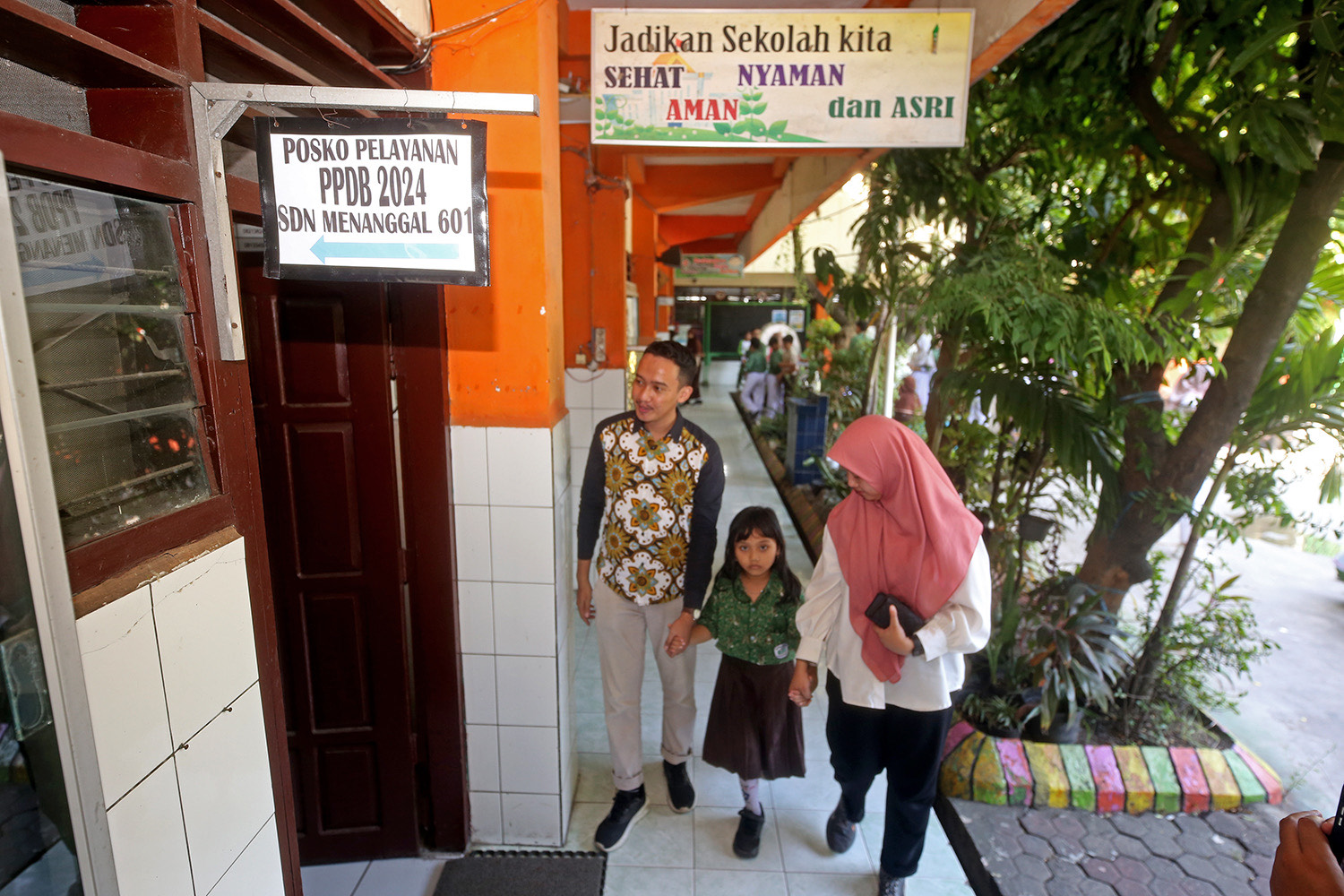 Wali Kota Eri Cahyadi mengungkapkan tentang pro dan kontra penerapan PPDB zonasi di Surabaya. Setiap tahunnya, sering terjadi fenomena perubahan besar-besaran kartu keluarga (KK), di mana orang tua siswa mengubah KK mereka dengan tujuan agar anak-anaknya 