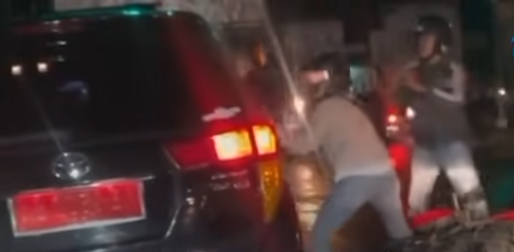 Insiden yang melibatkan Kajari Kediri, Pradhana Probo, yang menjadi korban pengeroyokan oleh dua orang tidak dikenal (OTK) hingga terpaksa melepaskan tembakan ke udara I MMP I tangkapan layar 