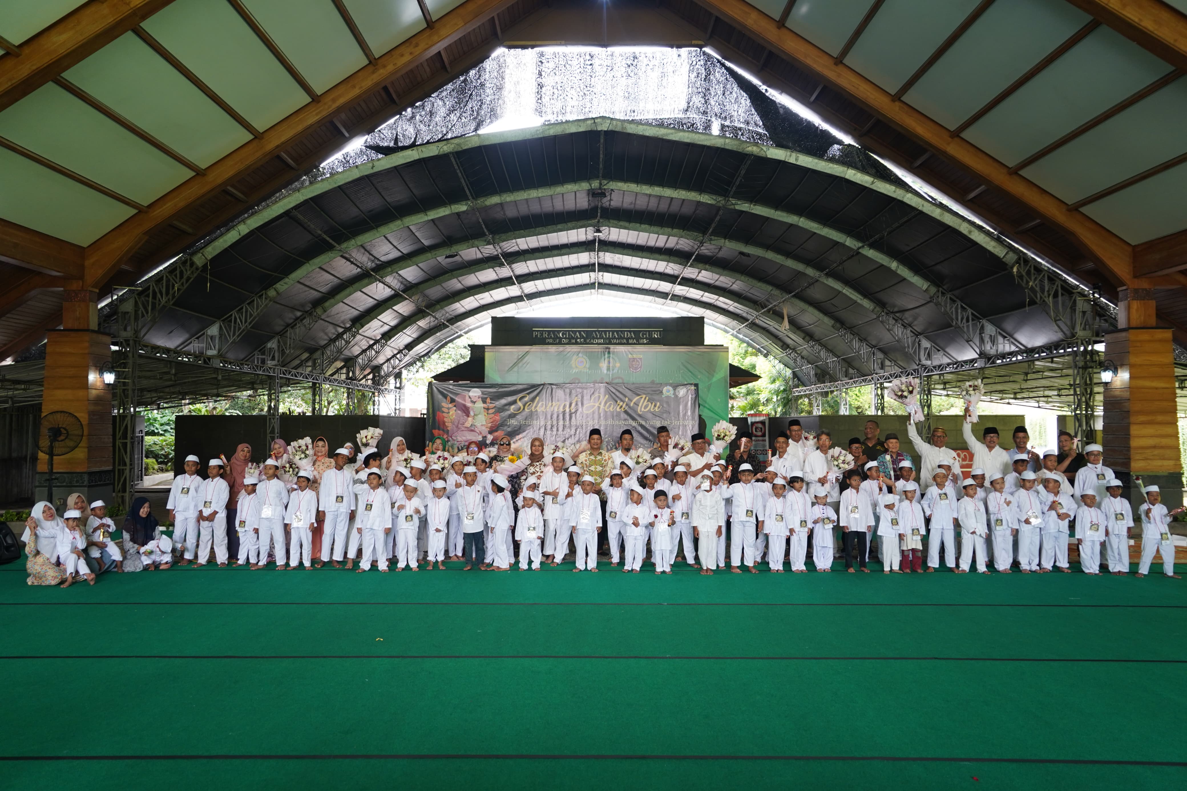 62 anak peserta khitanan massal dengan antusias memberikan setangkai bunga dan cokelat kepada ibu mereka masing-masing sebagai bentuk penghormatan dan rasa terima kasih yang diselenggarakan di Surau Qutubul Amin, Depok I MMP I dok 
