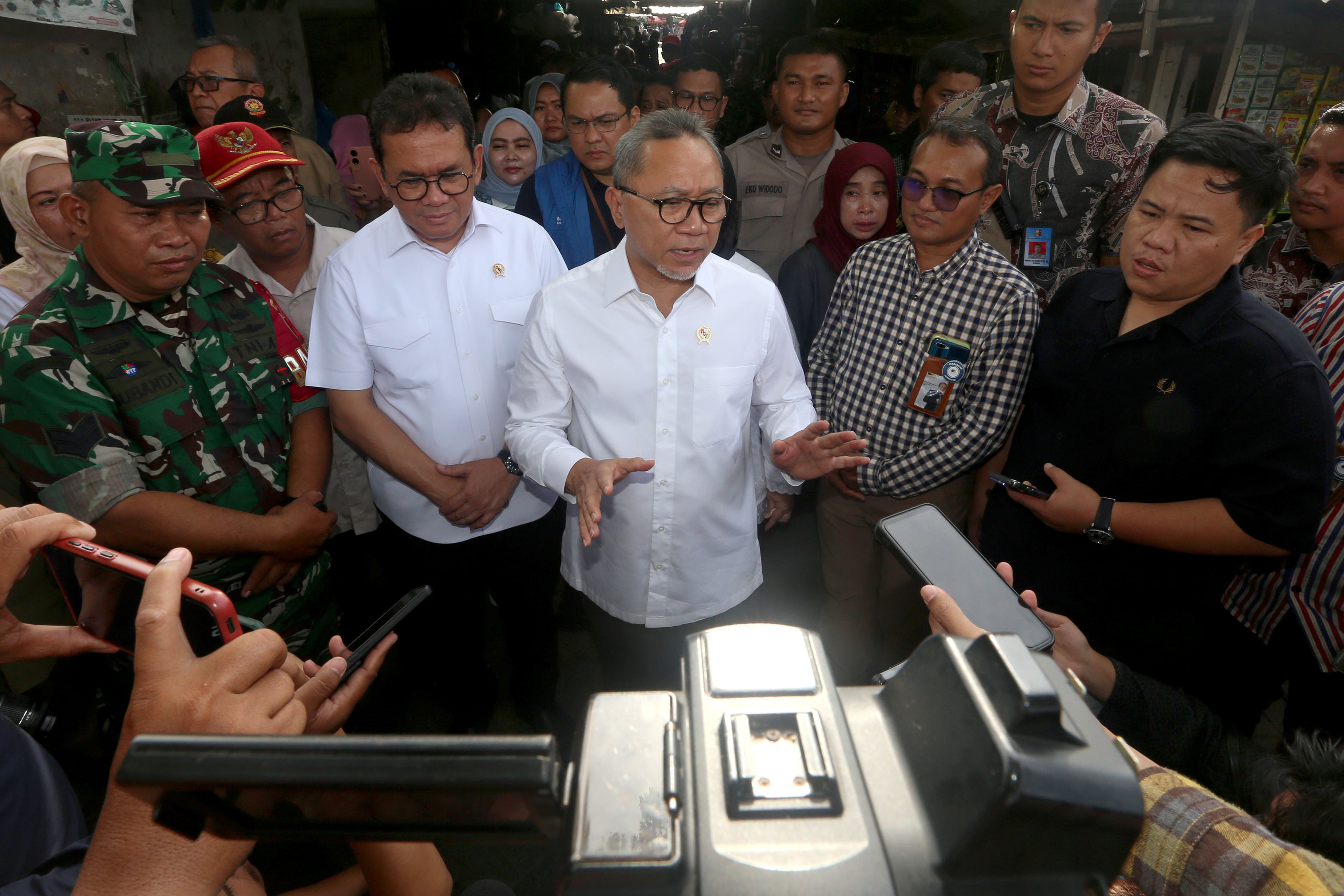 Menko Pangan, Zulkifli Hasan mengklaim meninjau langsung harga bahan pokok di Pasar Dukuh Kupang cukup stabil, dan ketersediaan stok dalam kondisi yang aman I MMP I dok pemkot