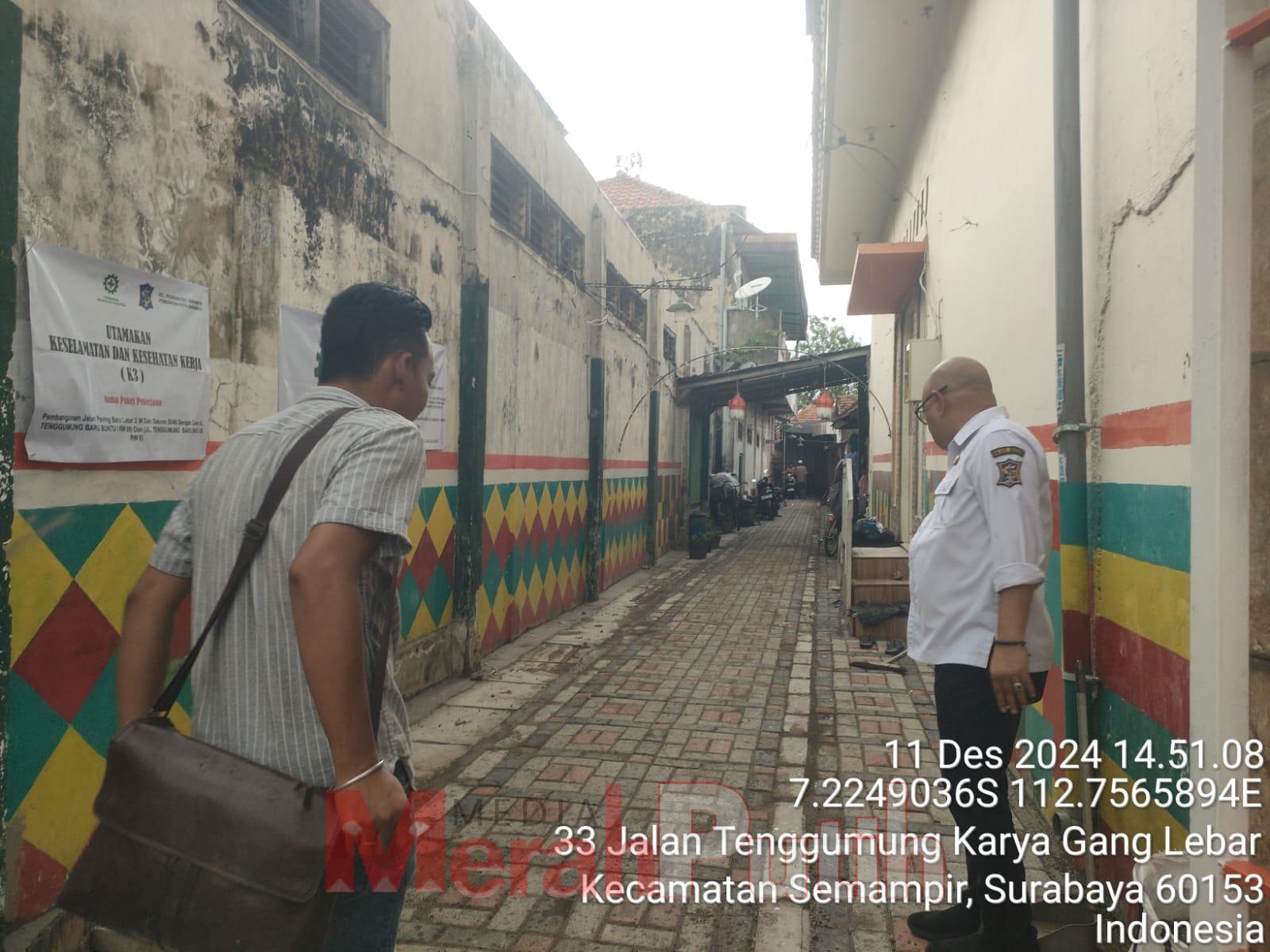 Camat Semampir, Yunus meninjau langsung lokasi pekerjaan pavingisasi di Tenggumung Baru Buntu 1, Surabaya yang alokasi anggaran melalui Dana Kelurahan Pegirian, Rabu (11/12) I MMP I dok