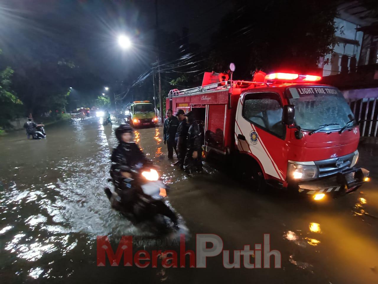 Petugas Pemadam Kebakaran dan Penyelamatan (DPKP) Kota Surabaya melakukan penanganan genangan air di beberapa wilayah usai hujan deras disertai angin kencang melanda Kota Surabaya pada Selasa (24/12/2024) sore.